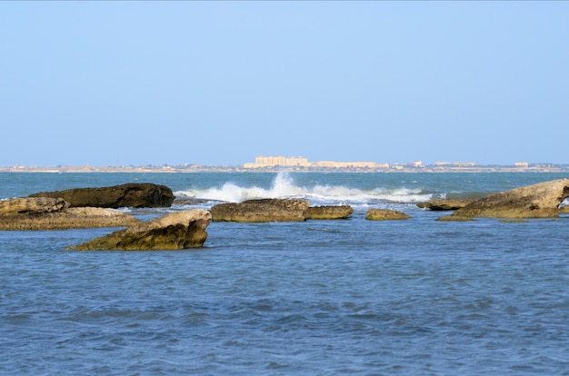 Costa do Mar Cáspio em clima tempestuoso à noite, Azerbaijão, Baku