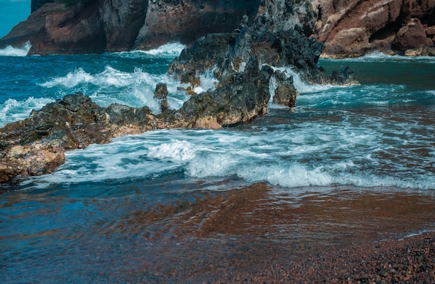 Costa do mar com pedras oceano paisagem marinha ondas do mar sobre rochas em praia de pedra selvagem mar tropical relaxar