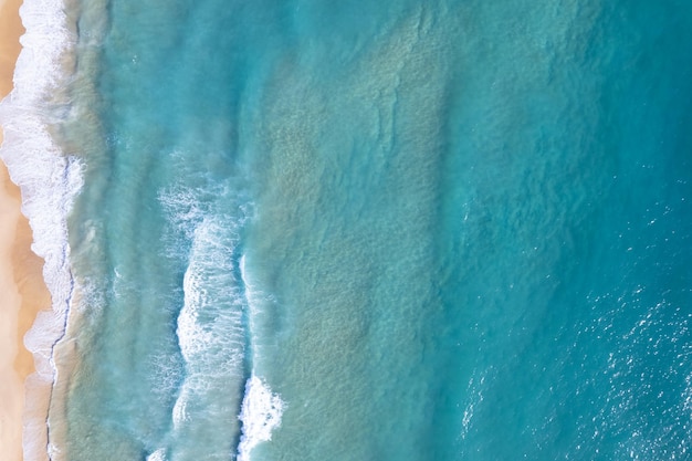 Costa do mar da areia da praia e dia ensolarado de verão espumoso branco das ondas