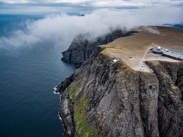 Costa do mar de Barents, Cabo Norte (Nordkapp) na fotografia aérea do norte da Noruega.