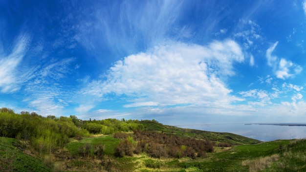 Costa do mar de montanha no outono contra o céu azul com nuvens.