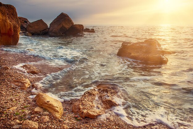 Costa do mar e rochas