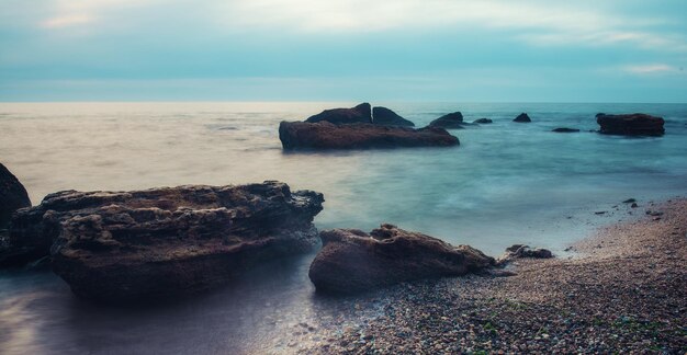 Costa do mar e rochas