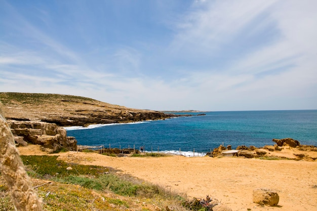 costa do mar na Grécia em tempo ensolarado