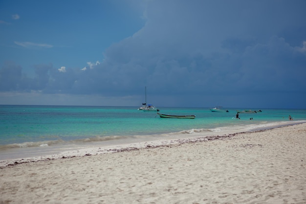 Foto costa do mar na praia do caribe na área hoteleria em cancun quintana roo, méxico
