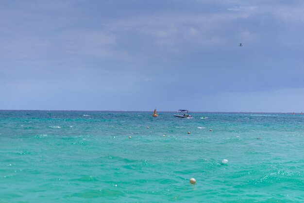 Costa do mar na praia do Caribe na Área Hoteleria em Cancun Quintana Roo, México