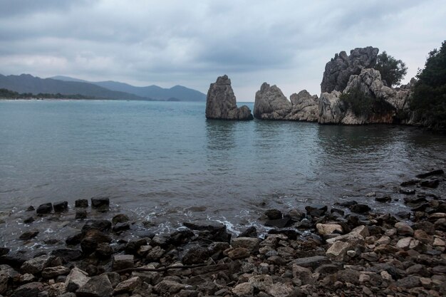 Costa do mar rochoso do Mediterrâneo a praia com uma mistura de areia e pequenos seixos