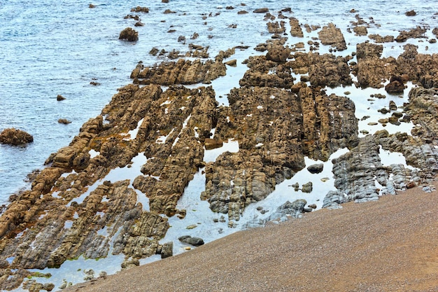 Costa do Oceano Atlântico (Biscay bay) de verão com formações rochosas perto da costa.