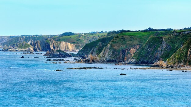 Costa do oceano atlântico de verão. vista do promontório de regalina, astúrias, espanha.