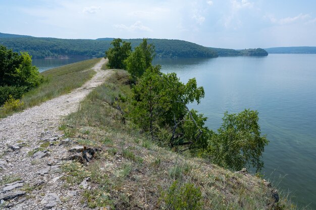 Costa do rio Volga, perto da cidade das montanhas de Zhigulevsk Zhiguli Samarskaya Luka Summer