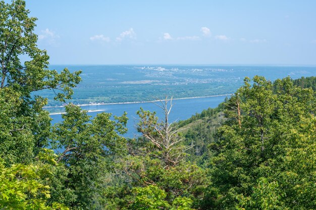 Costa do rio Volga, perto da cidade de Zhigulevsk. Montanhas Zhiguli. Samarskaya Luka. Verão.