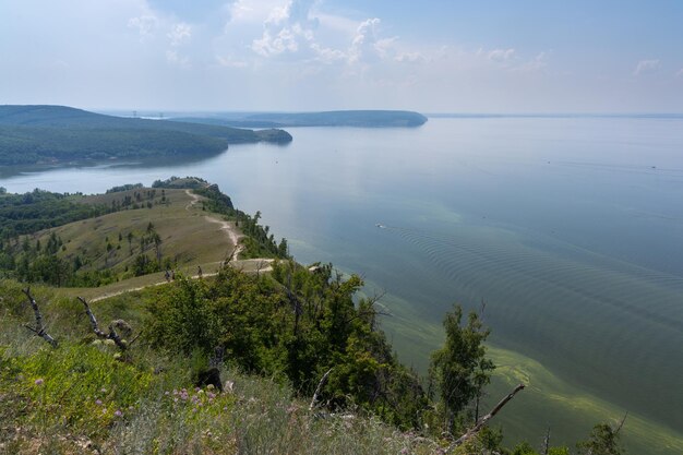 Costa do rio Volga, perto da cidade de Zhigulevsk. Montanhas Zhiguli. Samarskaya Luka. Verão.