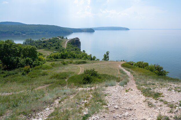 Costa do rio Volga, perto da cidade de Zhigulevsk. Montanhas Zhiguli.