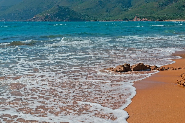 Costa dourada de Porto Ferro em um dia ventoso