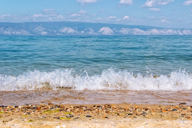 Costa e as montanhas do lago Baikal