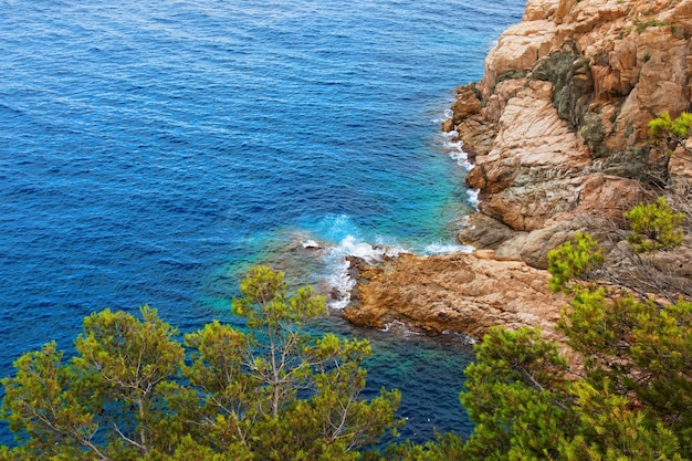 Costa em Tossa de Mar na Costa Brava no Mar Mediterrâneo na Espanha.