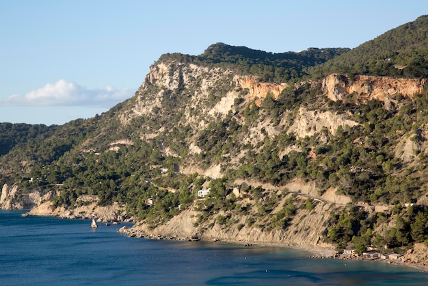 Costa en Es Cubells Cove en Ibiza, España