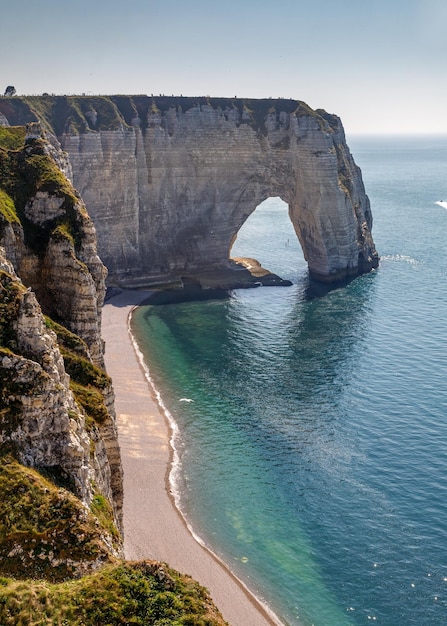 Costa de Etretat con acantilados de tiza blanca arco de piedra natural y playa Etretat Normandía Francia