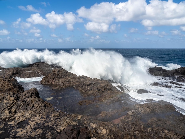 Costa furiosa cerca del faro de Sardina del Norte Gran Canaria España