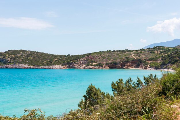 Costa de la isla de Creta Cielo azul con nubes en el horizonte