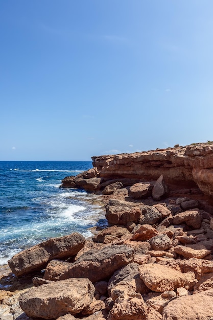 Costa de la isla de Ibiza bañada por las aguas del mar y secada por el sol y el viento un corte geológico perfecto