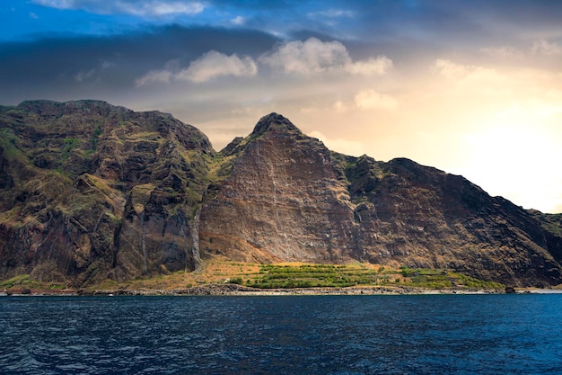 Costa de la isla de Madeira al amanecer.