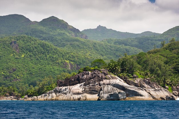 Foto costa de la isla de mahe, seychelles en enero día nublado