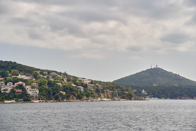 Costa de la isla con vista de edificios y árboles desde el agua