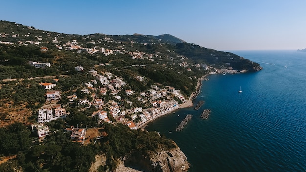 La costa de Italia es desde el aire cerca de la ciudad