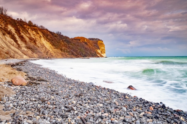 Foto la costa de kapona, el promontorio más septentrional de la parte continental de la isla de rügen, alemania, es un paseo increíble.