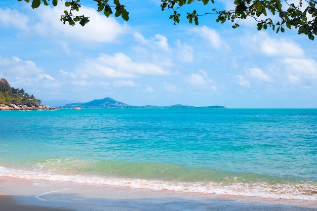 Costa del mar con agua azul y colinas en el horizonte en un país tropical Viajes y turismo marinos