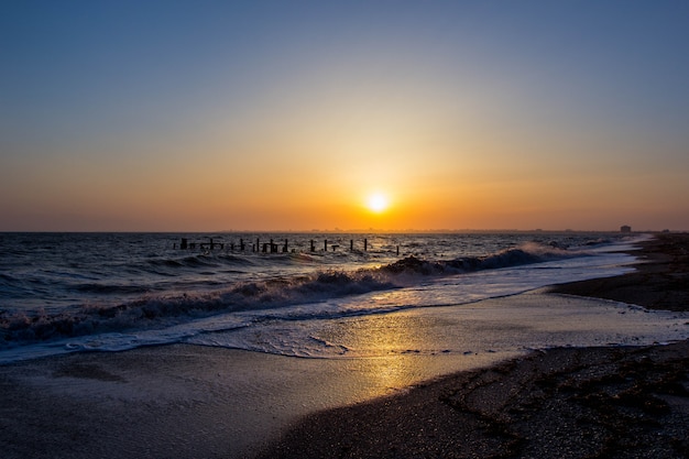 Costa del mar al atardecer. Ola del mar.