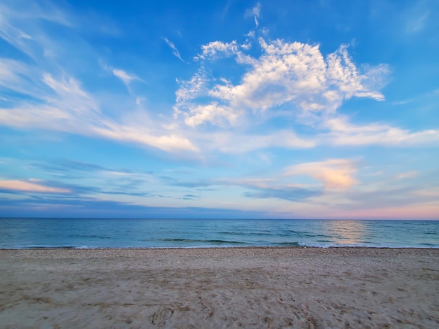 La costa del Mar de Azov, un hermoso y tranquilo mar turquesa.