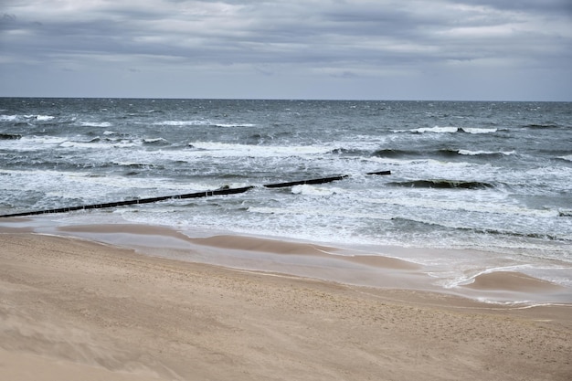 Costa del Mar Báltico en Polonia Mar tempestuoso con olas golpeando postes de madera Vista de pájaro Vista aérea desde lo alto