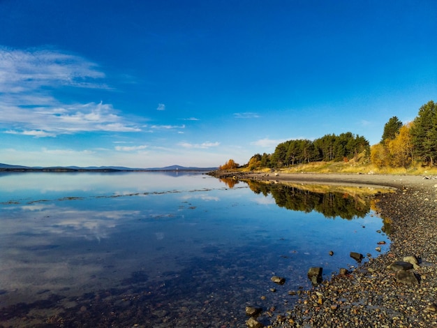 La costa del Mar Blanco en un día soleado con piedras en el agua Karelia