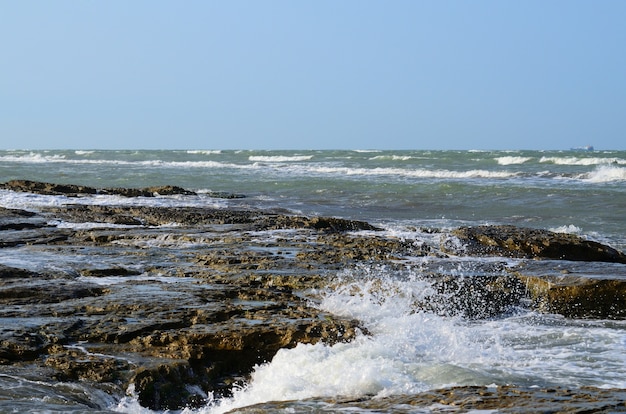 La costa del Mar Caspio en un clima tormentoso por la noche, Azerbaiyán, Bakú