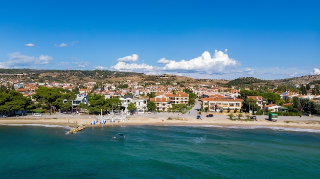 Costa del mar Egeo de Grecia, vista de Nikiti desde el zumbido, varios edificios