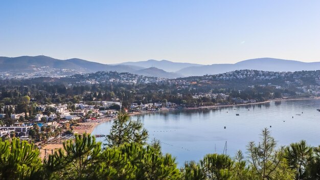 Costa del mar Egeo con maravillosas islas y montañas ricas en aguas azules por la mañana