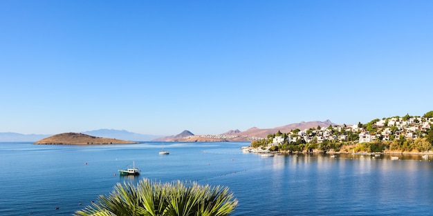 Costa del mar Egeo con maravillosas islas de naturaleza rica en agua azul, montañas y pequeñas casas blancas