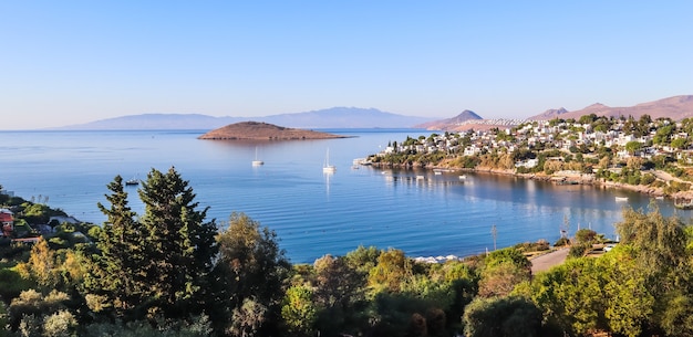 Costa del mar Egeo con maravillosas islas de naturaleza rica en agua azul, montañas y pequeñas casas blancas