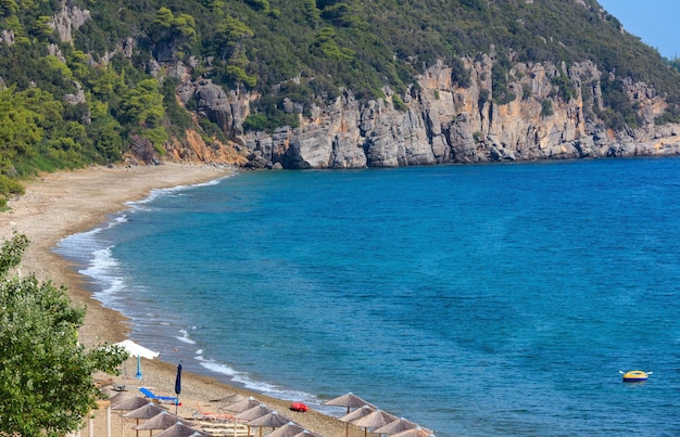 Costa del mar Egeo y vista superior de la playa de verano (Sithonia, Chalkidiki, Grecia).