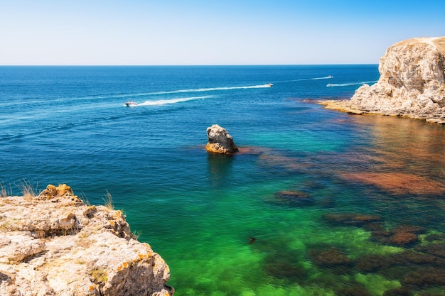 Costa del mar hermosa con agua turquesa y rocas. Cabo Tarhankut en la costa occidental de la península de Crimea. Paisaje marino de verano