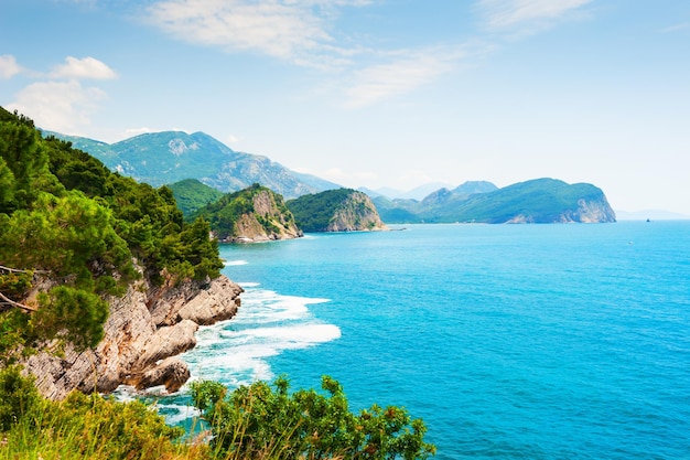 Costa del mar hermosa cerca de Petrovac, Montenegro. Paisaje de verano, vista al mar. Destino de viaje famoso