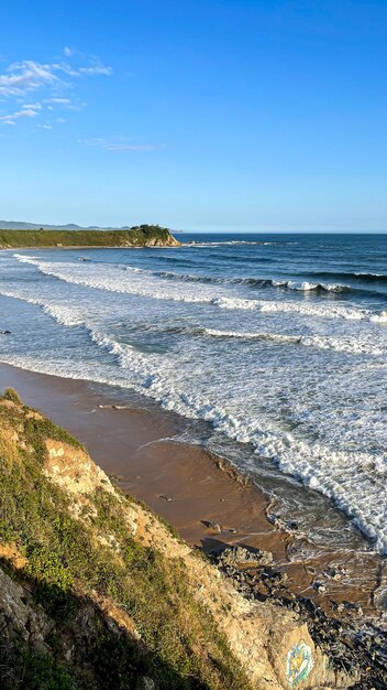 Costa del mar con hermosas olas y rocas.