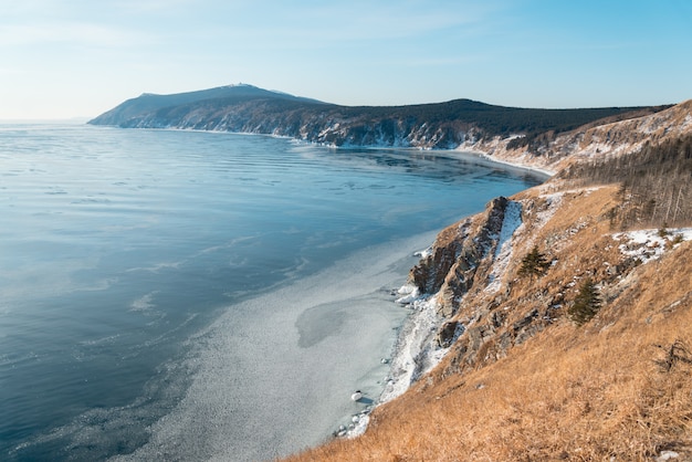 Foto costa del mar en invierno