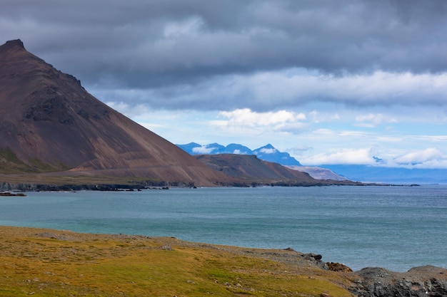 Costa del mar del este de Islandia