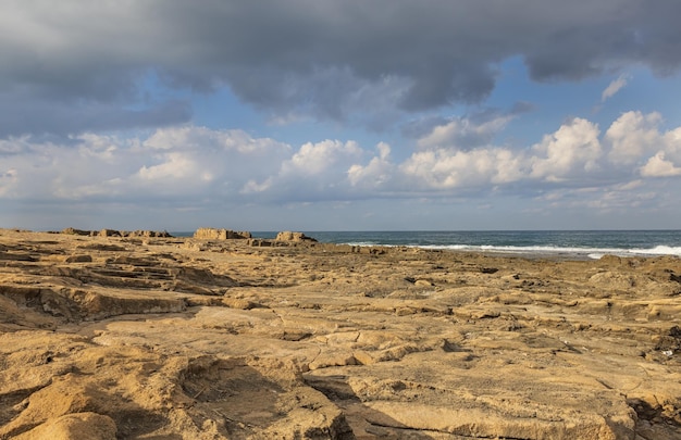 Costa del mar Mediterráneo en el norte de Israel