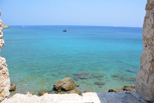 costa del mar mediterráneo a través del marco de la ventana