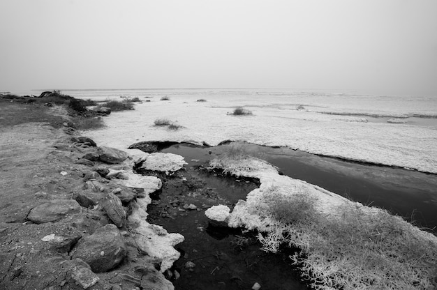 La costa del Mar Muerto desde el lado israelí.