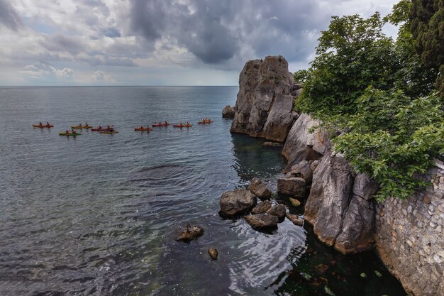 Costa del Mar Negro cerca de Gurzuf Crimea Los kayaks están entre las rocas